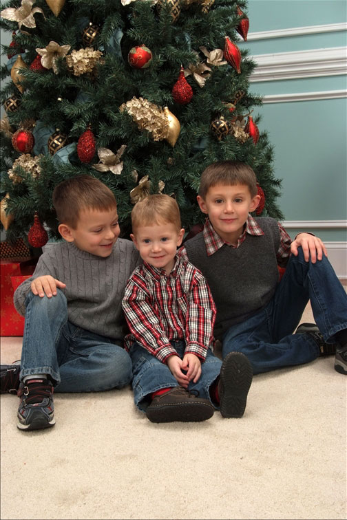 boys_sittingbytree_xmas09.jpg